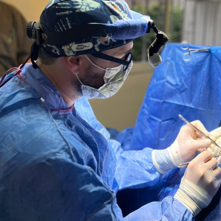 Quirófano veterinario con monitoreo multiparamétrico y equipo de cirujanas en Coghlan